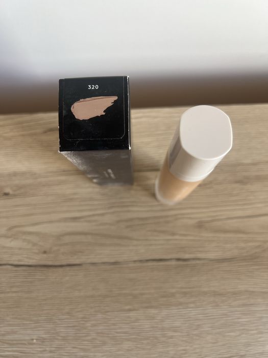 Fenty beauty podklady, kredki i korektory. Szminki z Too Faced