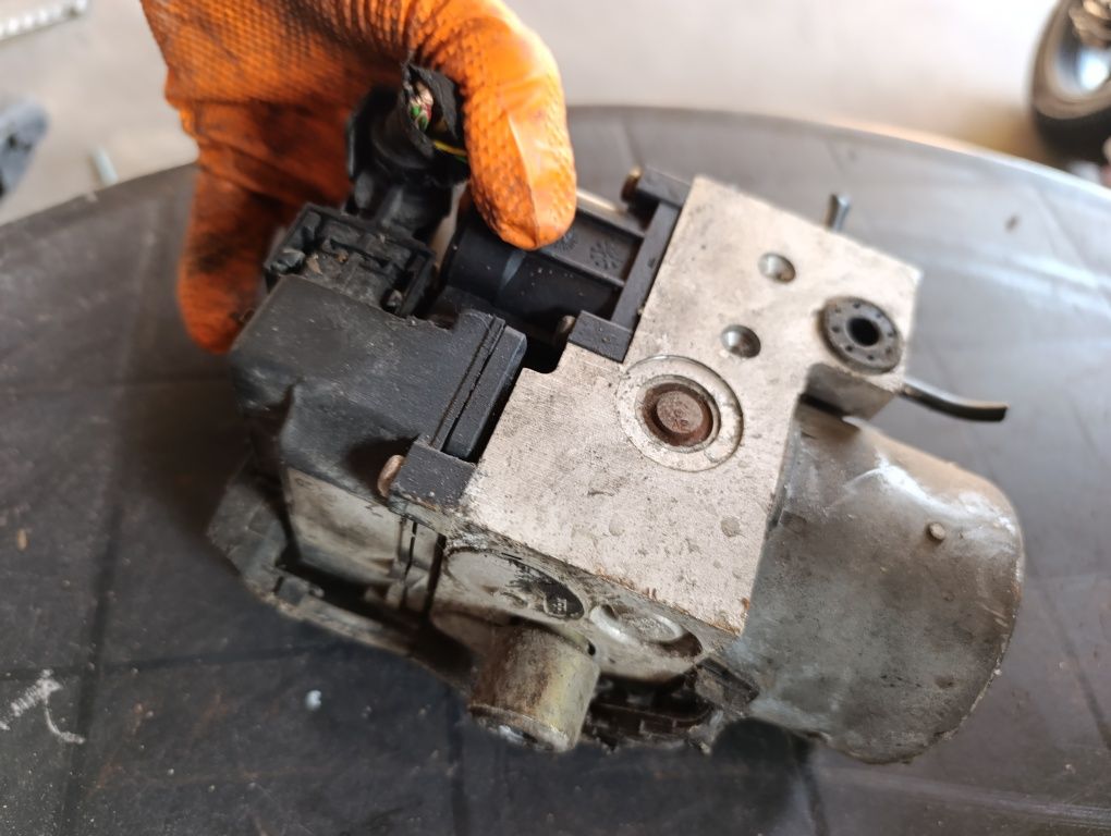 Pompa hamulcowa ABS servo volkswagen passat B5 audi a4 b5