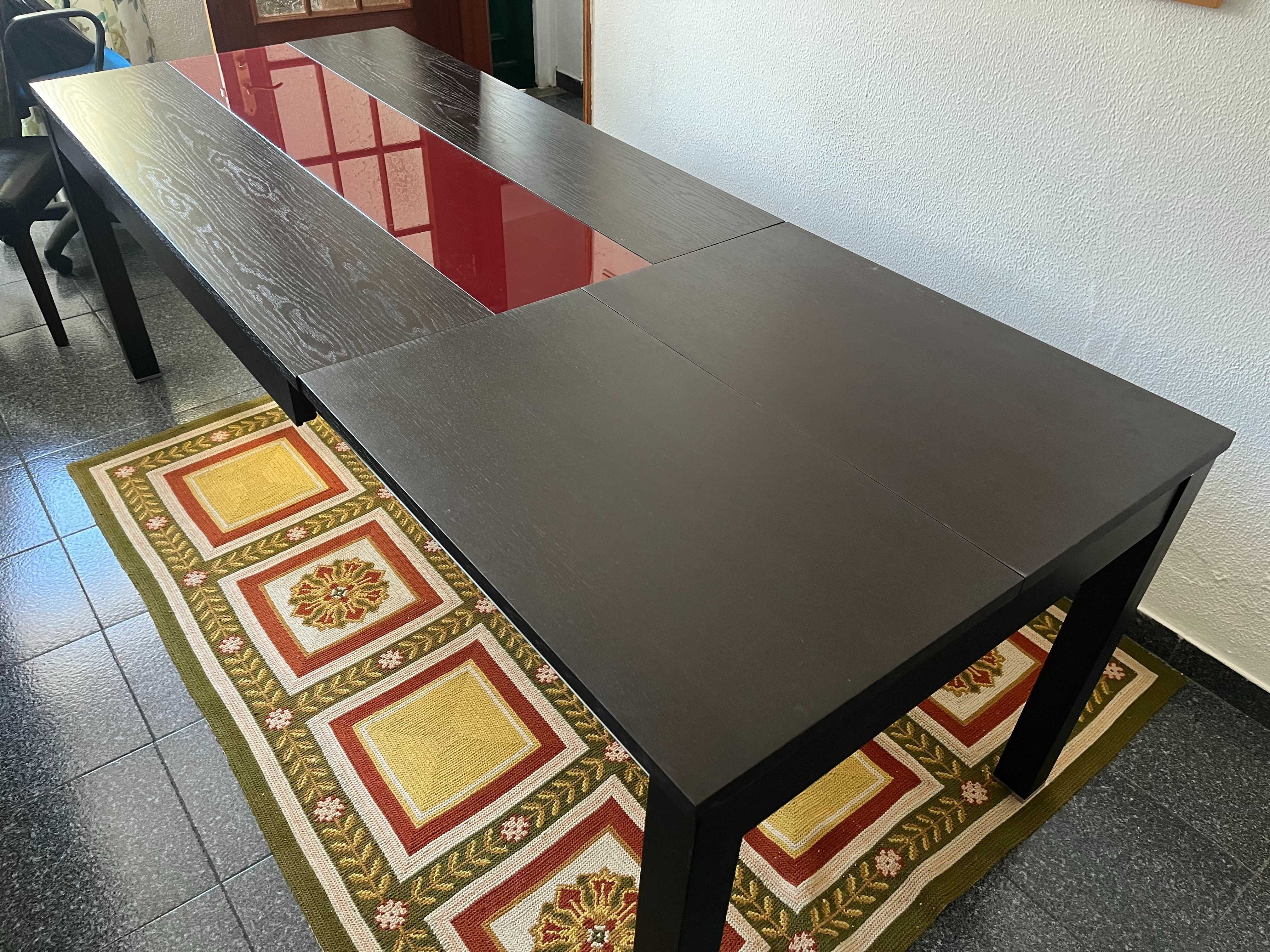 Mesa de jantar extensível em madeira maciça com 2 cadeiras