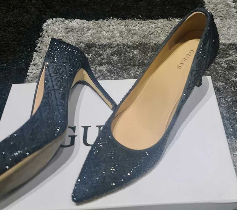 Sapatos Guess com brilho