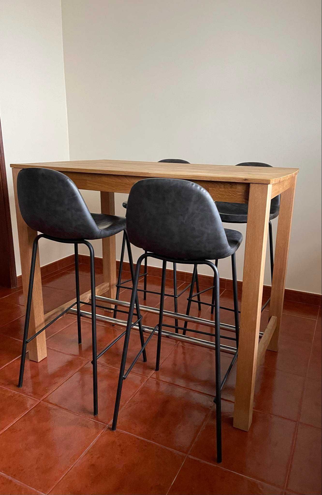 Mesa e conjunto de Cadeiras