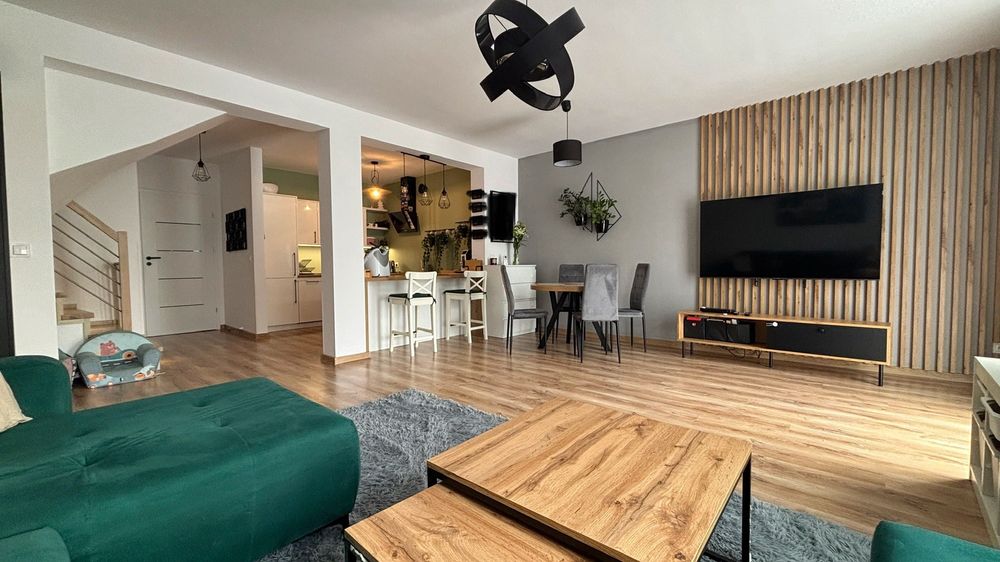 Dom w zabudowanie szeregowej z fotowoltaika i pompą ciepła 106m2