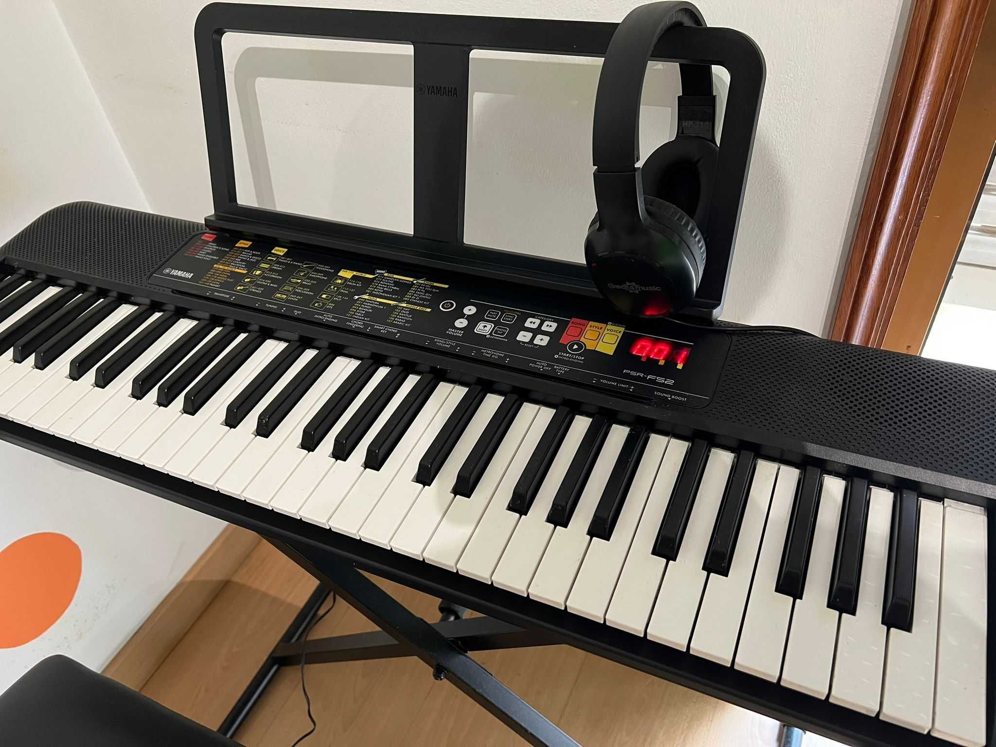 Teclado Yamaha PSR F52 - Fora da caixa, mas em estado IMPECÁVEL!