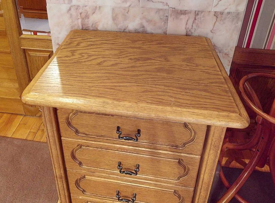 Mała dębowa komoda z szufladami w stylu antyk