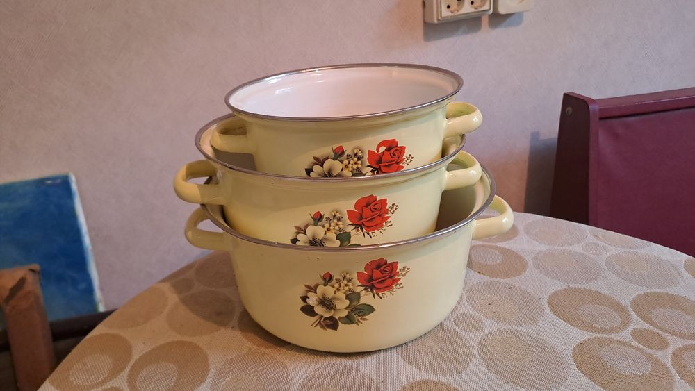 Набір емальованих каструль з квітами
