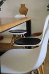 Conjunto de 6 cadeiras Eames em perfeito estado com pernas em madeira