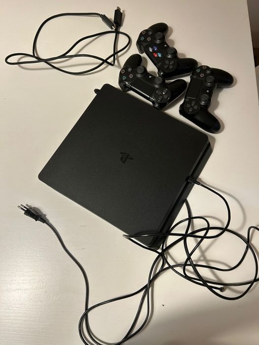 Playstation 4, como nova, com 3 comandos