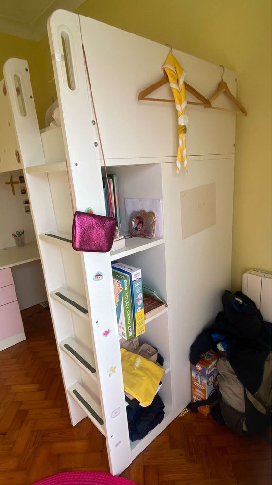 Cama Smastad Ikea com secretária