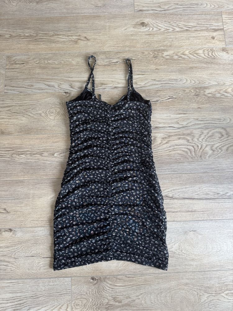 Czarna krótka dopasowana letnia sukienka na ramiączka rozmiar M H&M