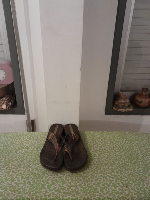 Vendo Chinelos de Senhora muito bonitos como novos