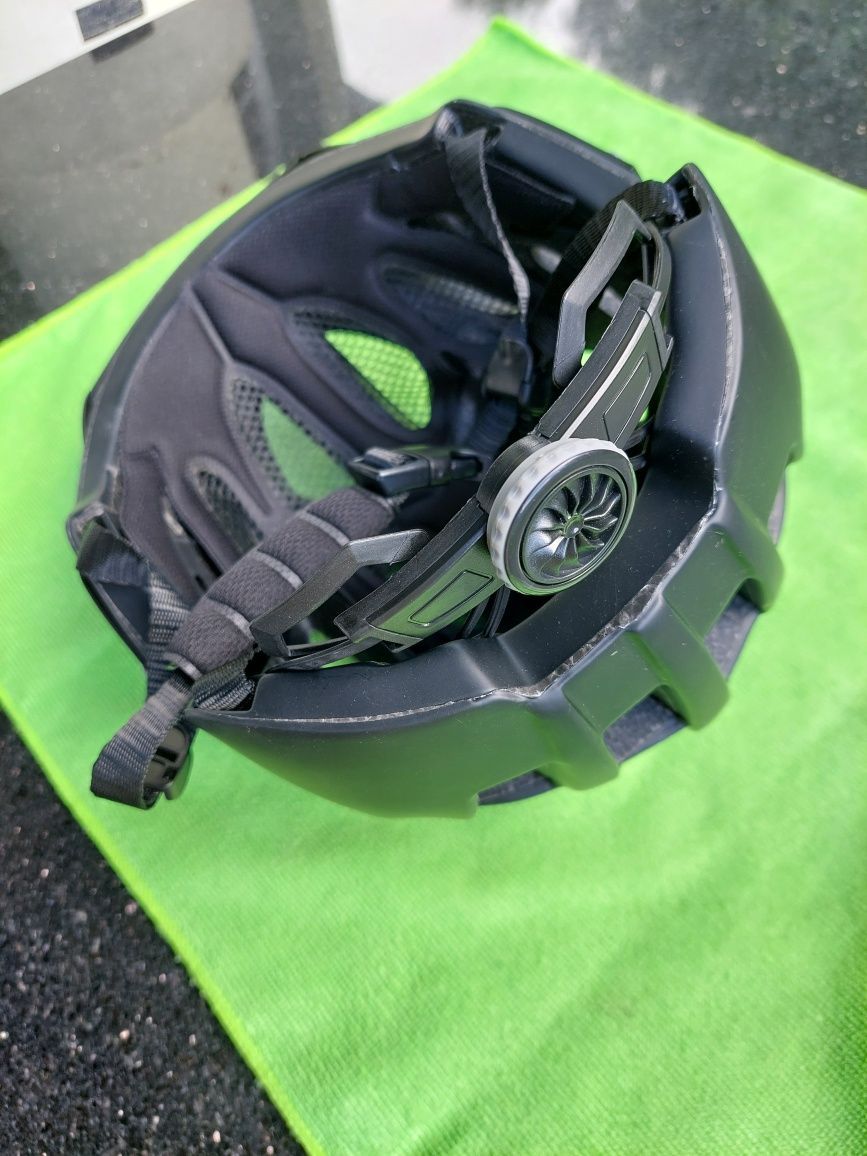 Kask Blackpro, regulowany