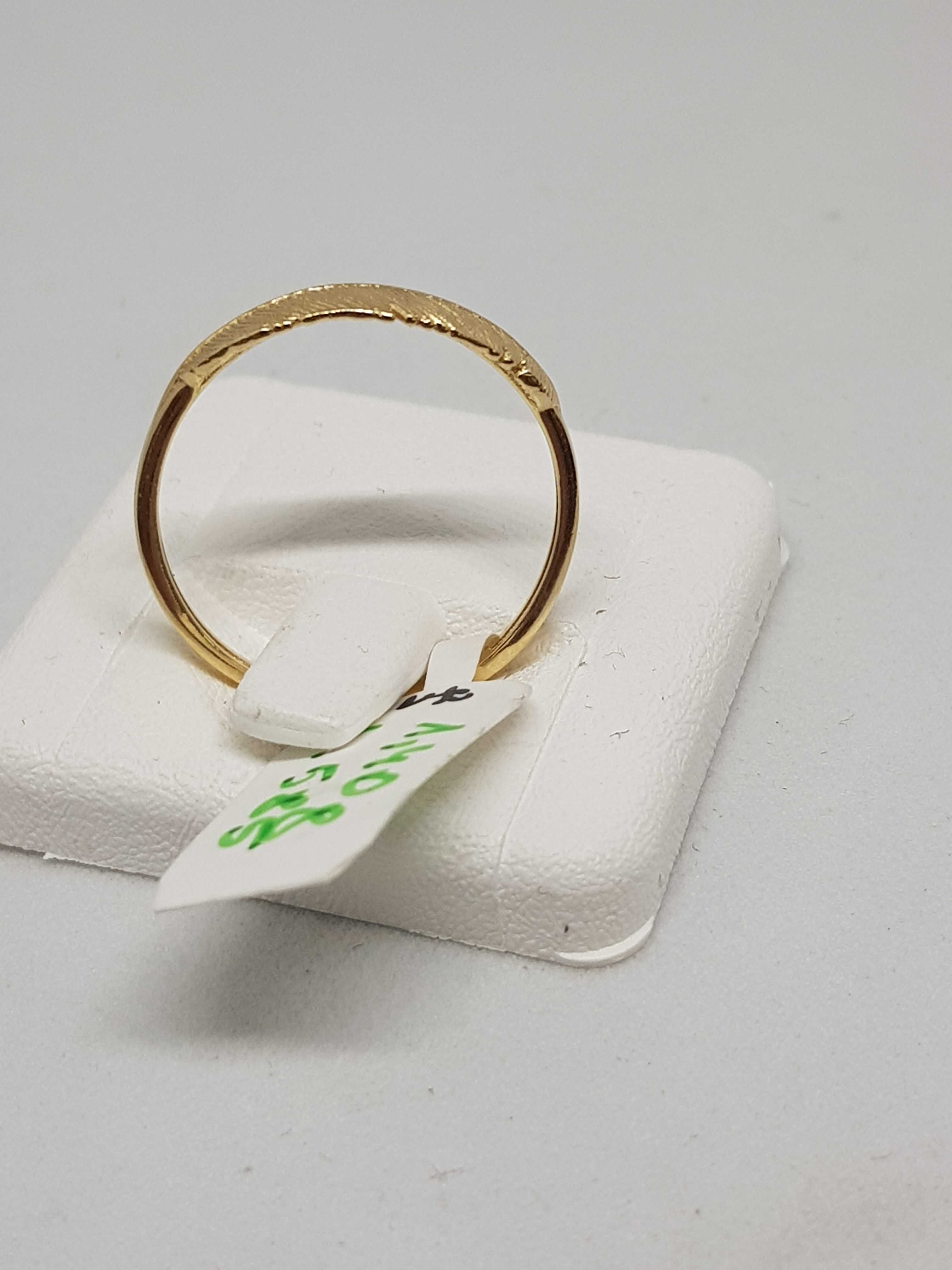 Złoty pierścionek z piórkiem złoto 585 r16