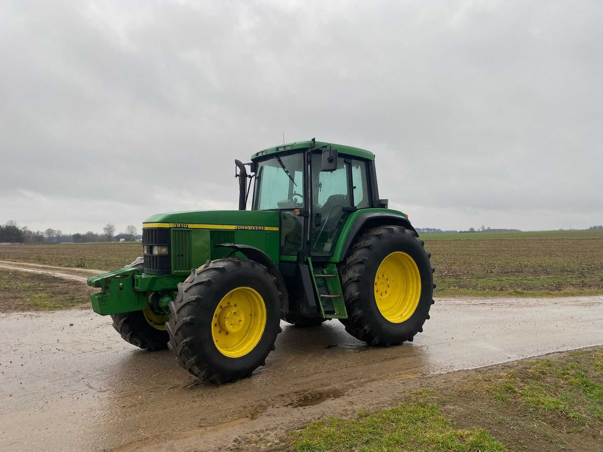 Ciągnik JOHN DEERE 6910