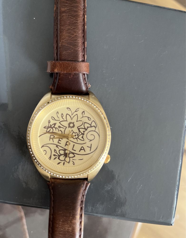 Relógio Replay com mostrador dourado e brilhantes