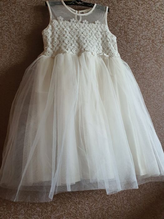 Неймовірно ніжне святкове пишне білосніжне платтячко