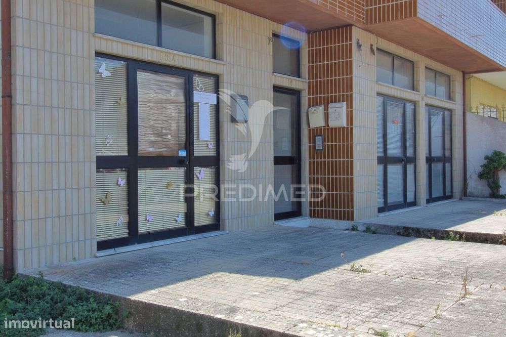 Loja R/Chão com garagem com possibilidade de transformar em T1 na G...