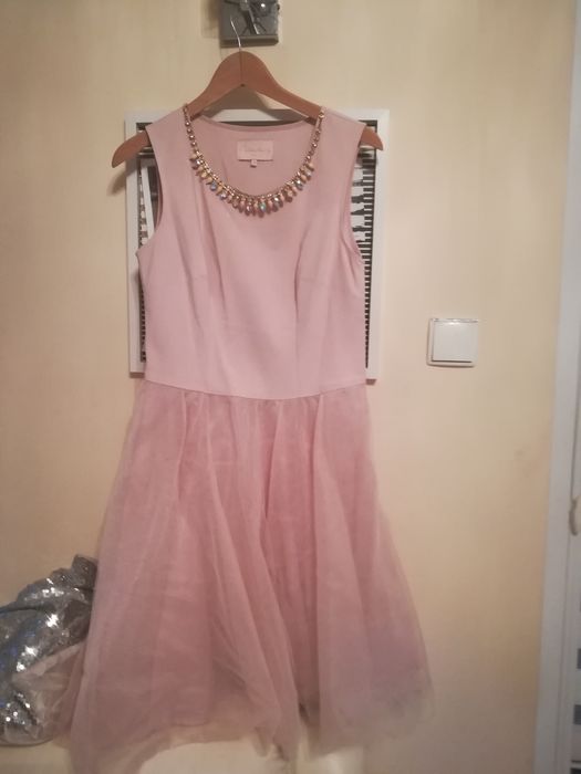 Urocza sukienka Mohito pudrowy róż kolia z kamieni opalizujacych
