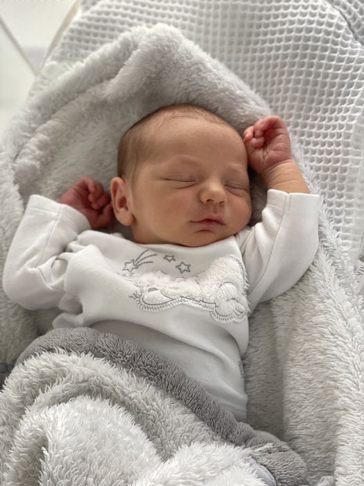 Biały komplet niemowlęcy rozmiar 50 spodnie, bluzka, skarpetki