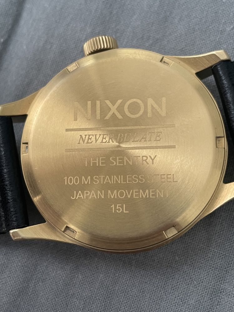 Czarno- zloty zegarek Nixon the Sentry A105513