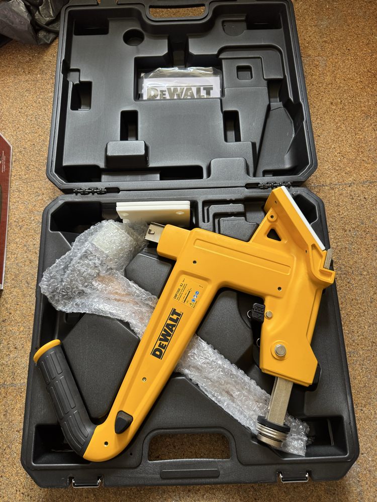 Máquina pregar soalho DeWalt DMF1550