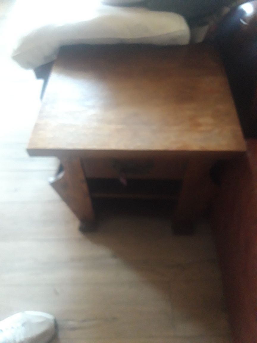 Sprzedam dębowa szafkę nocną.