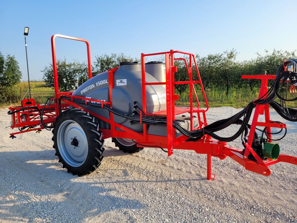 Opryskiwacz  WOPROL PROTON 1500l 15 ręczny arag  

Pojemność 1500l 
Be