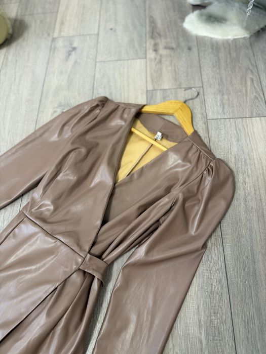 Сукня під шкіру, пудровий колір, на запах