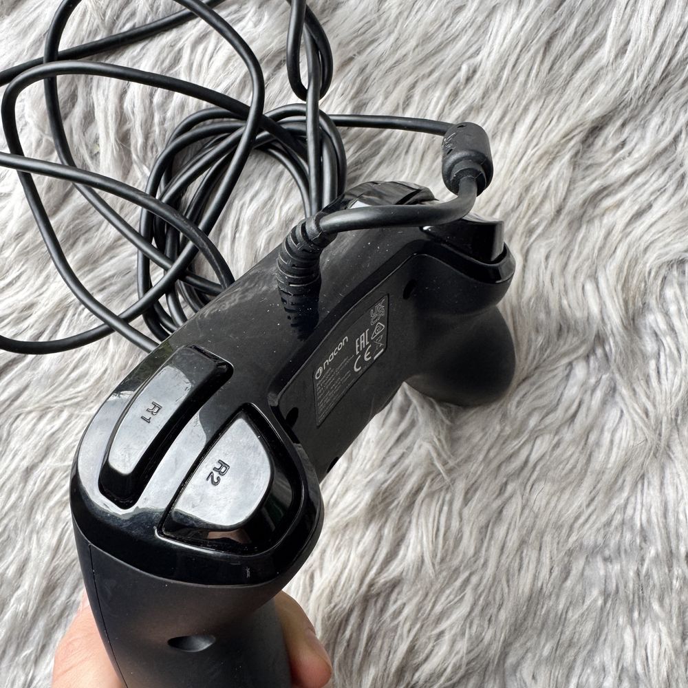Pad przewodowy Nacon PS4