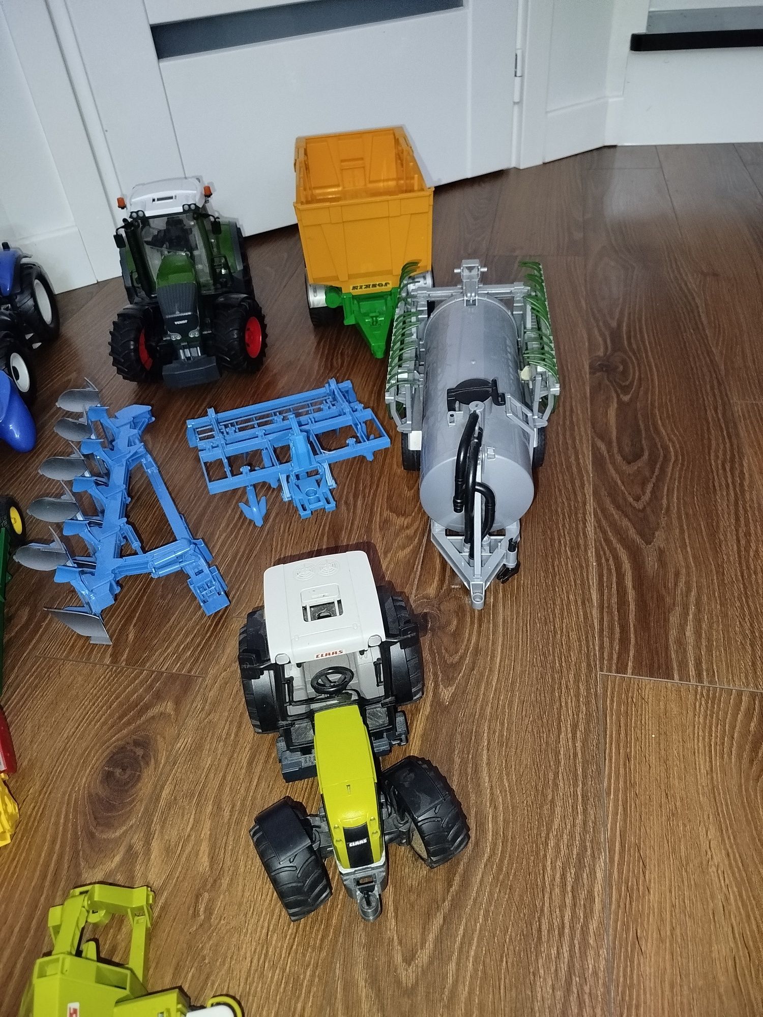Bruder traktory maszyny new Holland Claas komplet