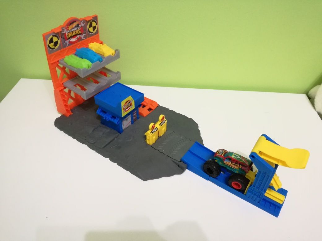 Tor Hot Wheels Monster Truck Demolka na Stacji