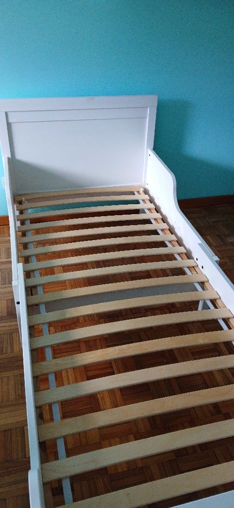 Cama branca  para criança + colchão. Impecáveis!!