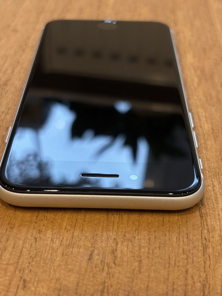 iPhone SE 2020 | 64 GB | Biały | Używany | Alcesoria w zestawie