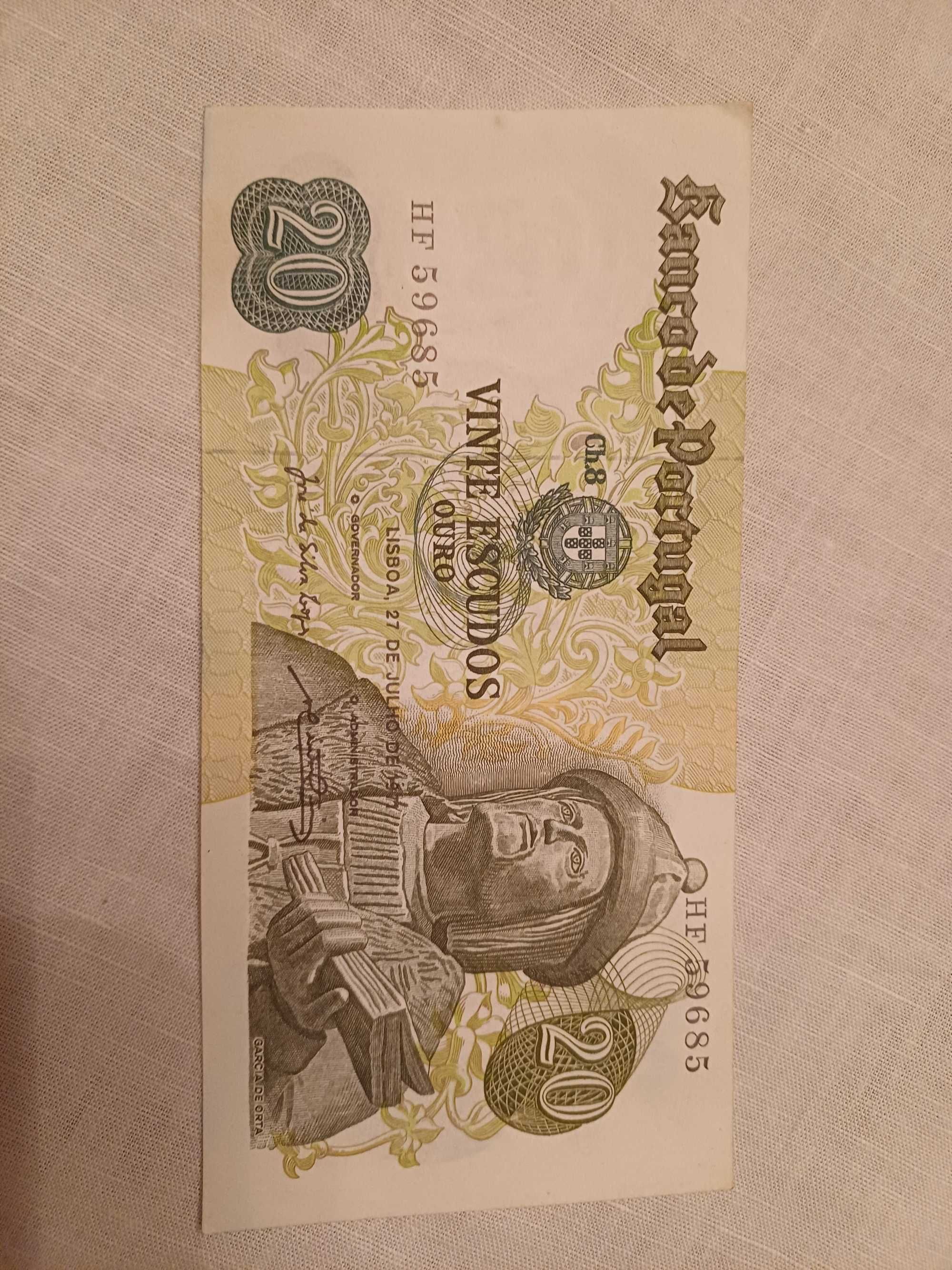 3 notas de escudos
