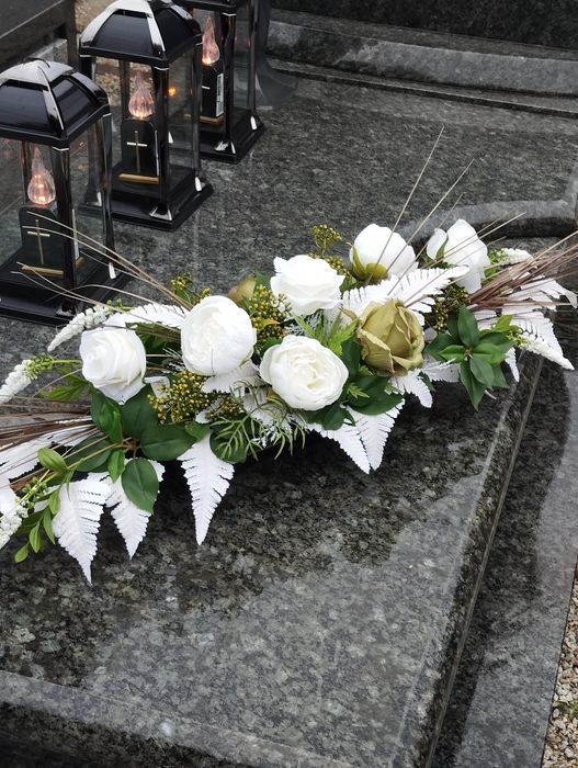 Komplet nagrobny stroik wiązanka na grób cmentarz pomnik chryzantemy.