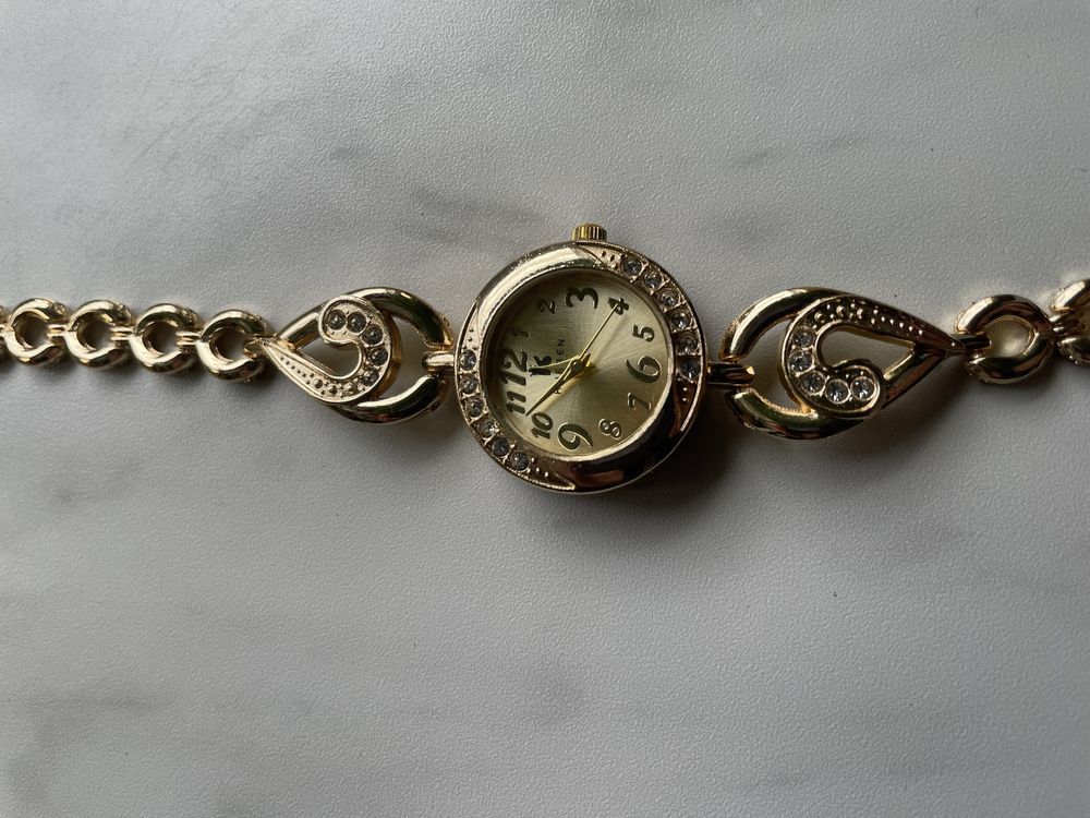 Zegarek damski z mala tarcza  na reke