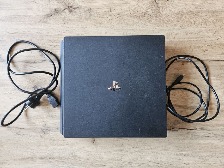 PS4 Pro + VR v2 (2 x move +aim kontroler) + 2 pady + 6 gier