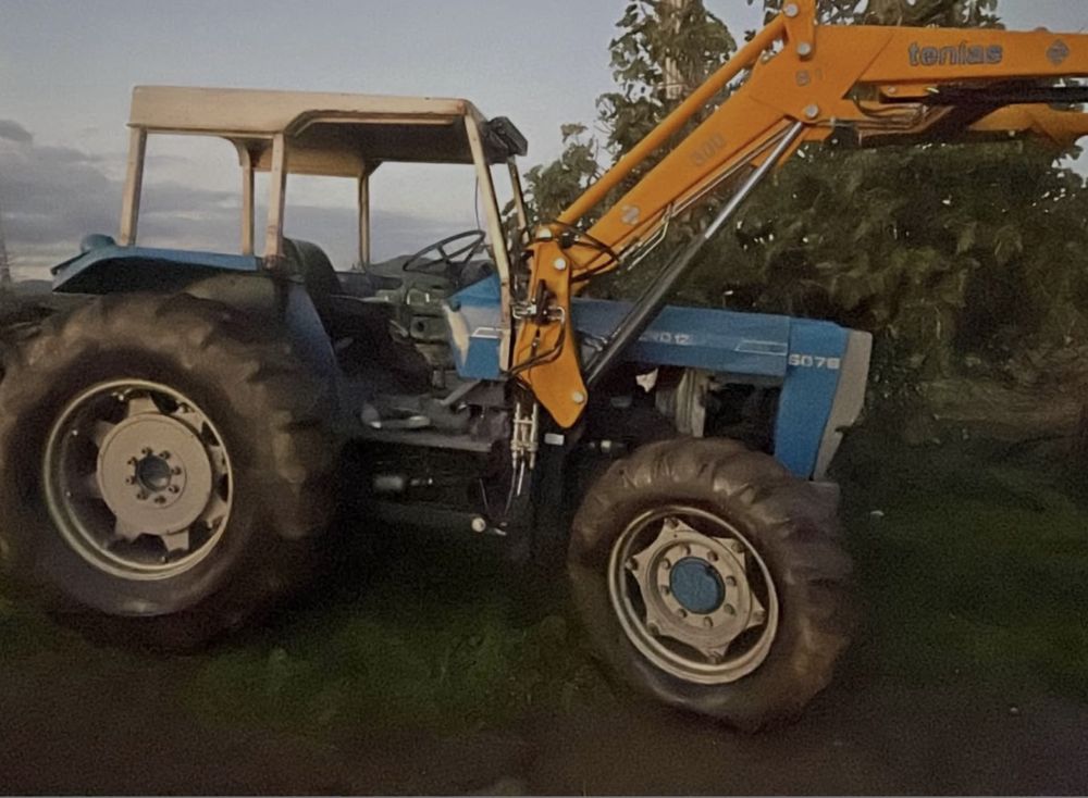 Vendo tractor com carregador e acessorios