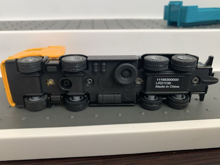 Siku Super Roll-off Tipper with Crane