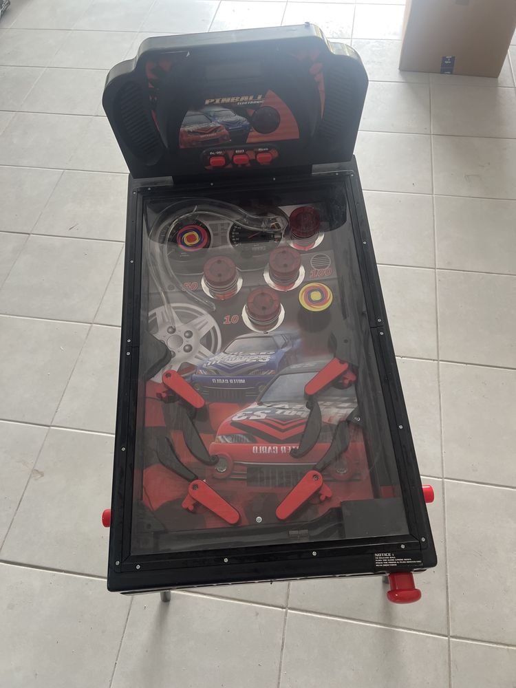 Jogo pimball criança