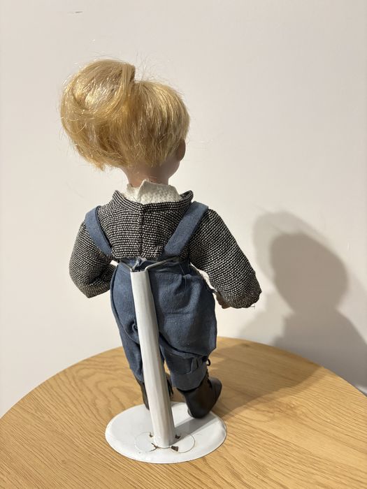 Lalka Porcelanowa 31 cm Dziecko Blond Włosy Kombinezon Stojak