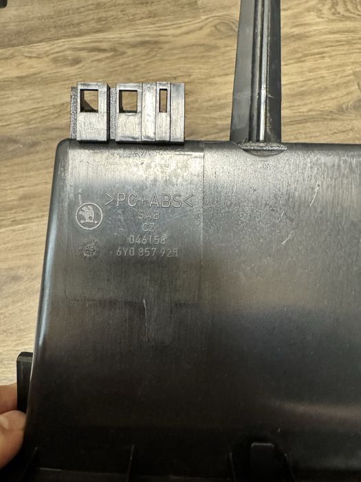 Бардачок полка под радио SKODA FABIA I 6Y0857925