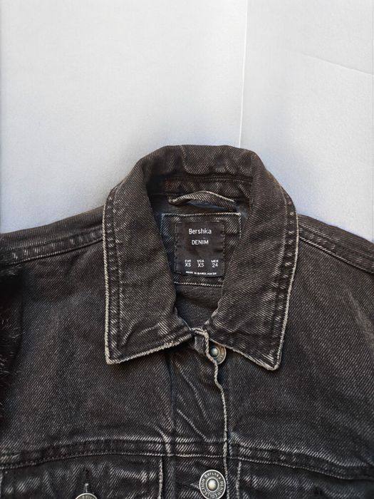 Jeansowa czarna katana damska Bershka kurtka z futrzanymi rękawami