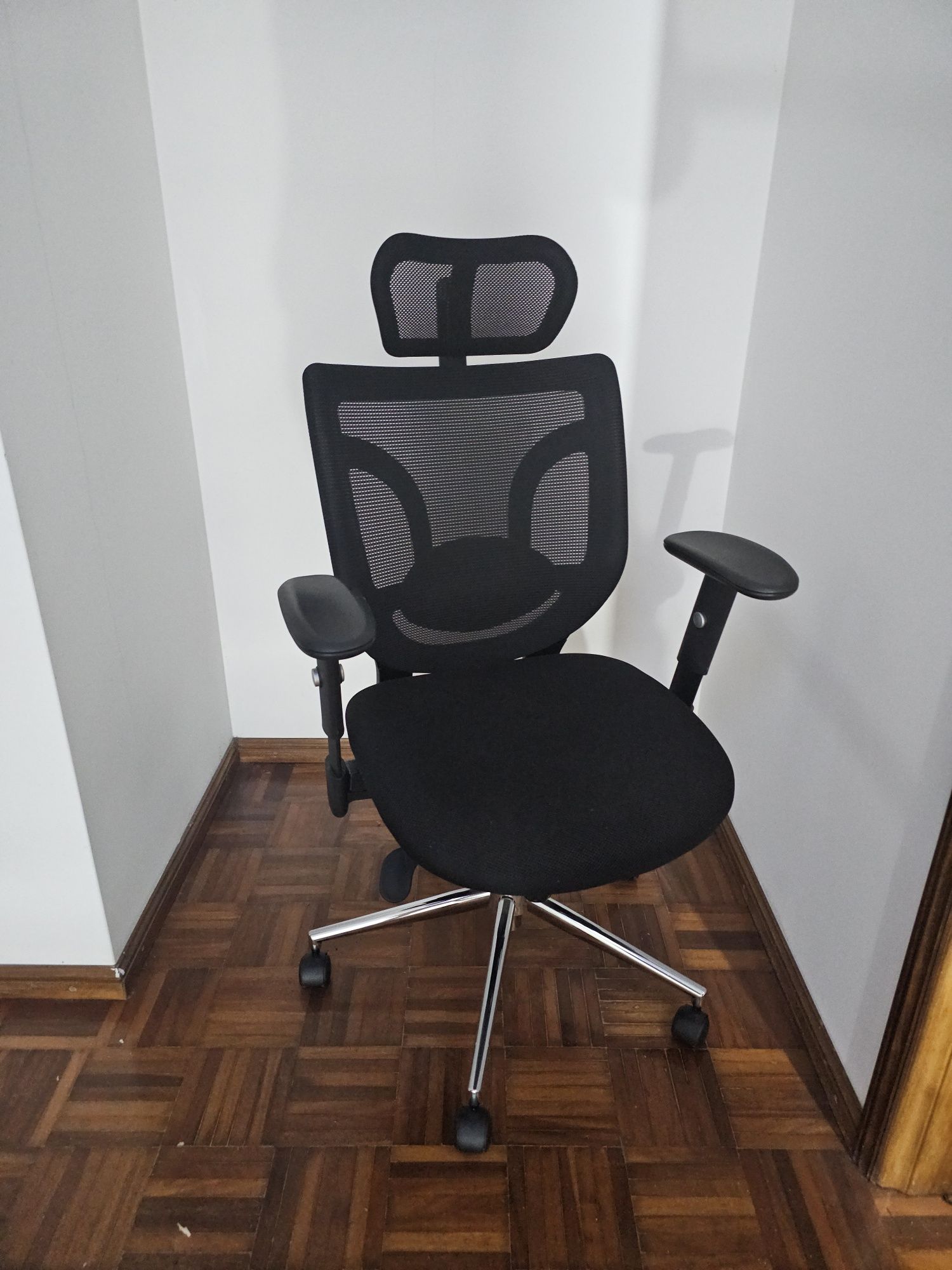Cadeira de escritório ergonómica em preto
