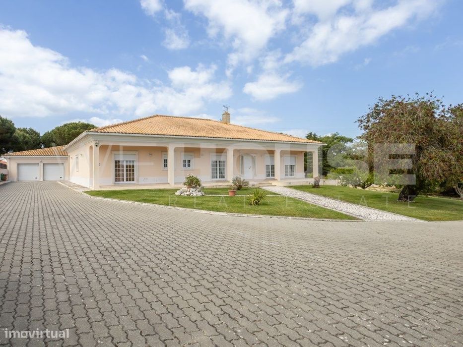 Moradia T4 com 280 m2, inserida em terreno com 2500 m2 em Palmela