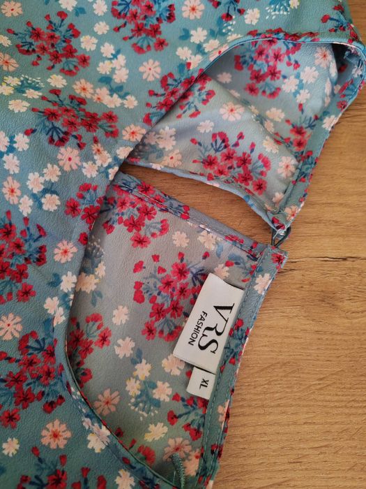 Śliczna lekka sukienka midi VRS rozmiar ok 46/48 poliester kwiaty