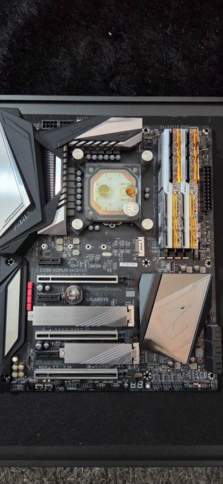 Bundle: i7-9700K, Motherboard Aorus Master, G.Skill 32GB, and EK Water Block64552292379010124