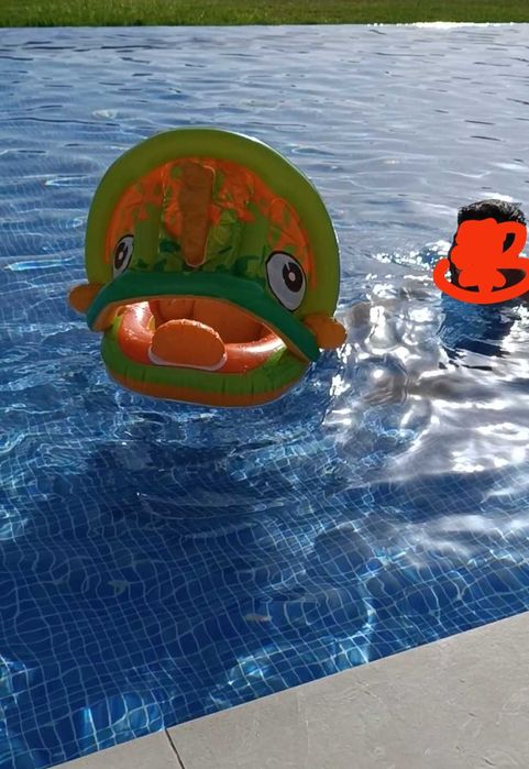 Vendo boia para bebe com proteção sol
