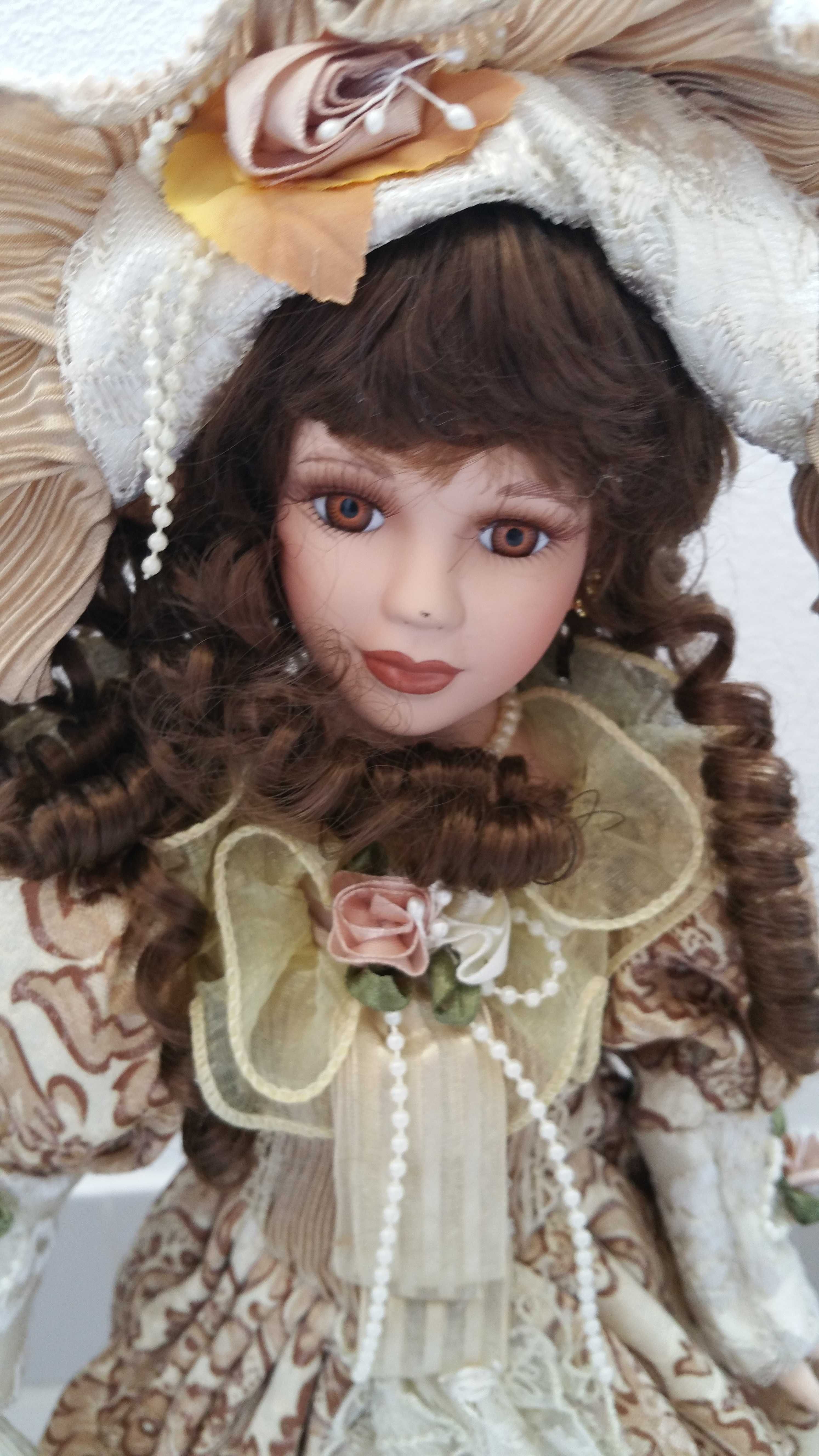 Boneca de coleção DOLL porcelana pintada á mão.