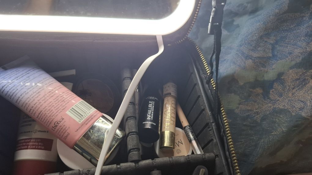 Kuferek z lusterkiem podświetlenie LED na kosmetyki