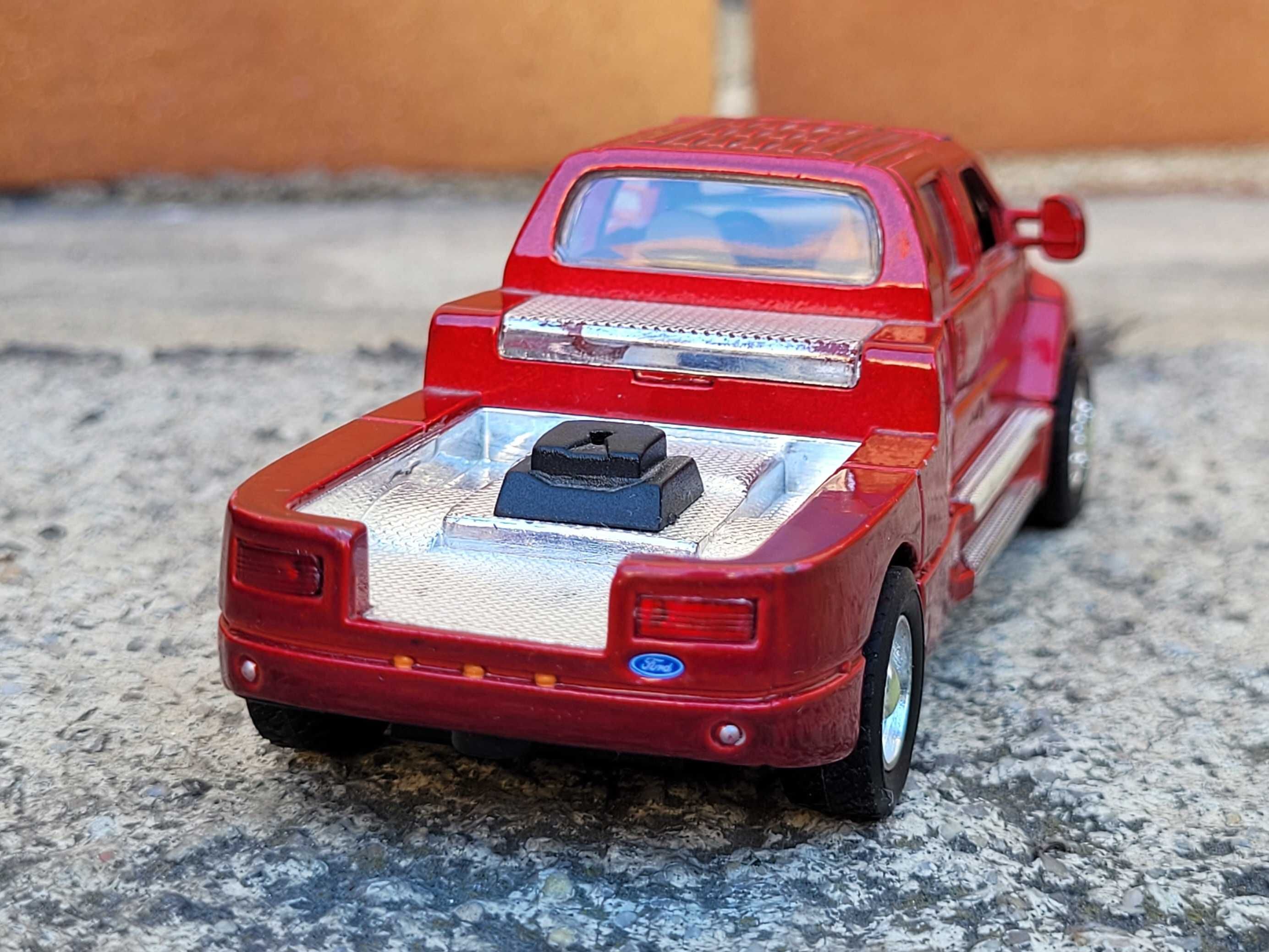 Kolekcja modeli Ford F-650 Super CrewZer Kinsmart 1:54 F - 650 Unikat
